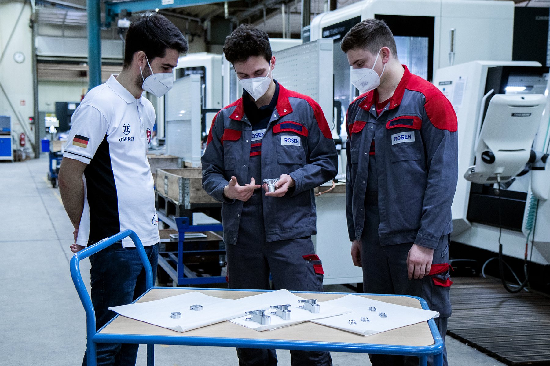 Ein Mitglied des Ignition Racing Team electric war in der ROSEN Azubi Werkstatt zu Besuch.
