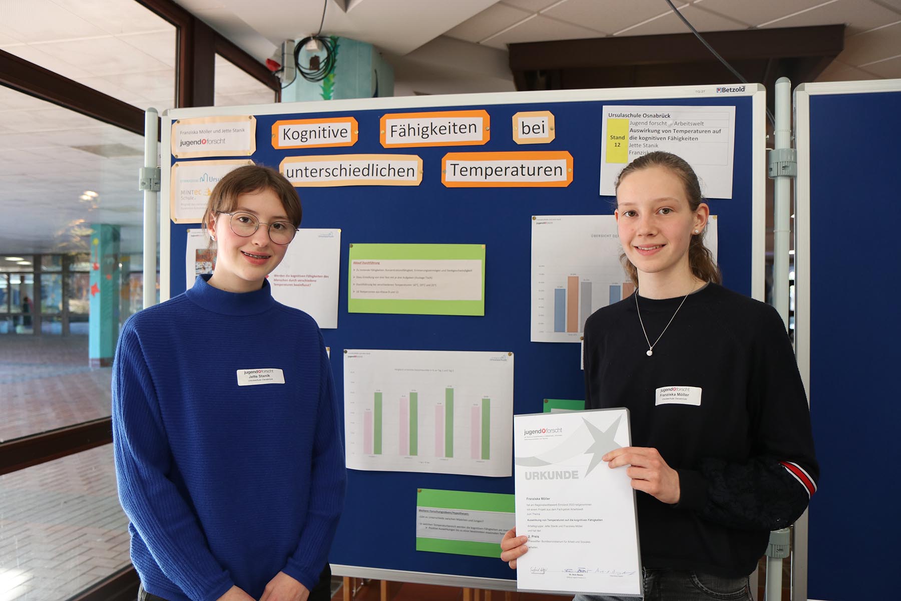Schülerinnen freuen sich über den ROSEN Sonderpreis beim Jugend forscht Wettbewerb